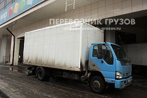 Автомобиль для грузоперевозок в посёлке Новосиньково