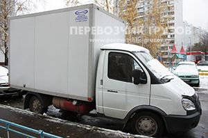 Машина для вывоза мебели в посёлке Совхоза имени Ленина